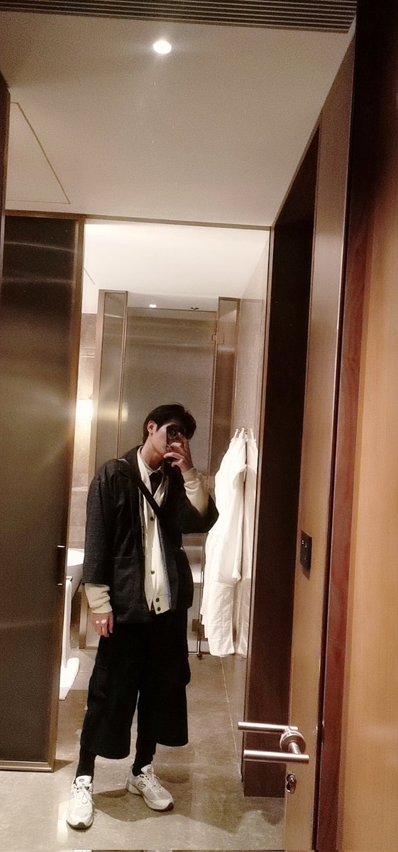 xiaogogo's tweet photo. 出去当男模了，有没有需��约我的 https://t.co/wxxW1rxSde