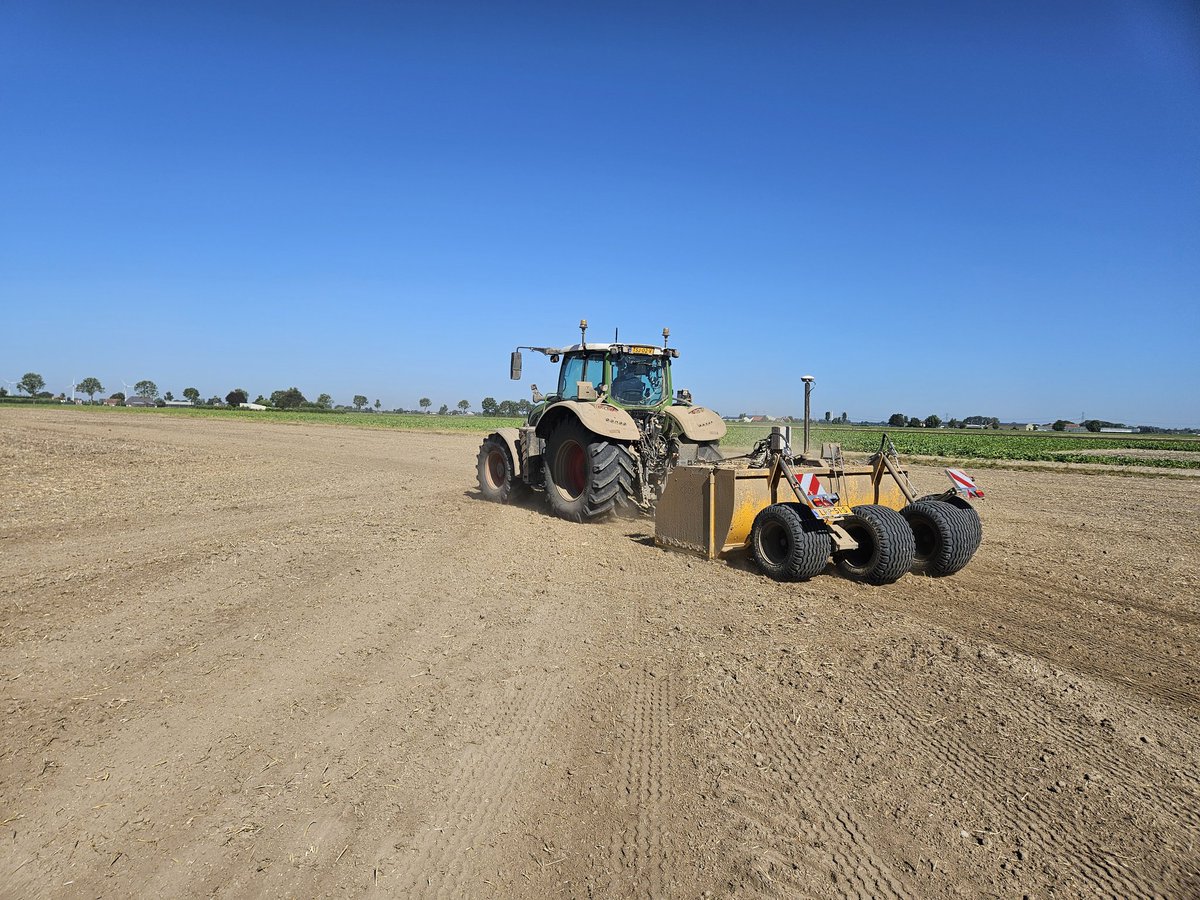 Voorbereiding voor teelt 25 weer van start. Lage plekken wegwerken met de nieuwe kilverbak.