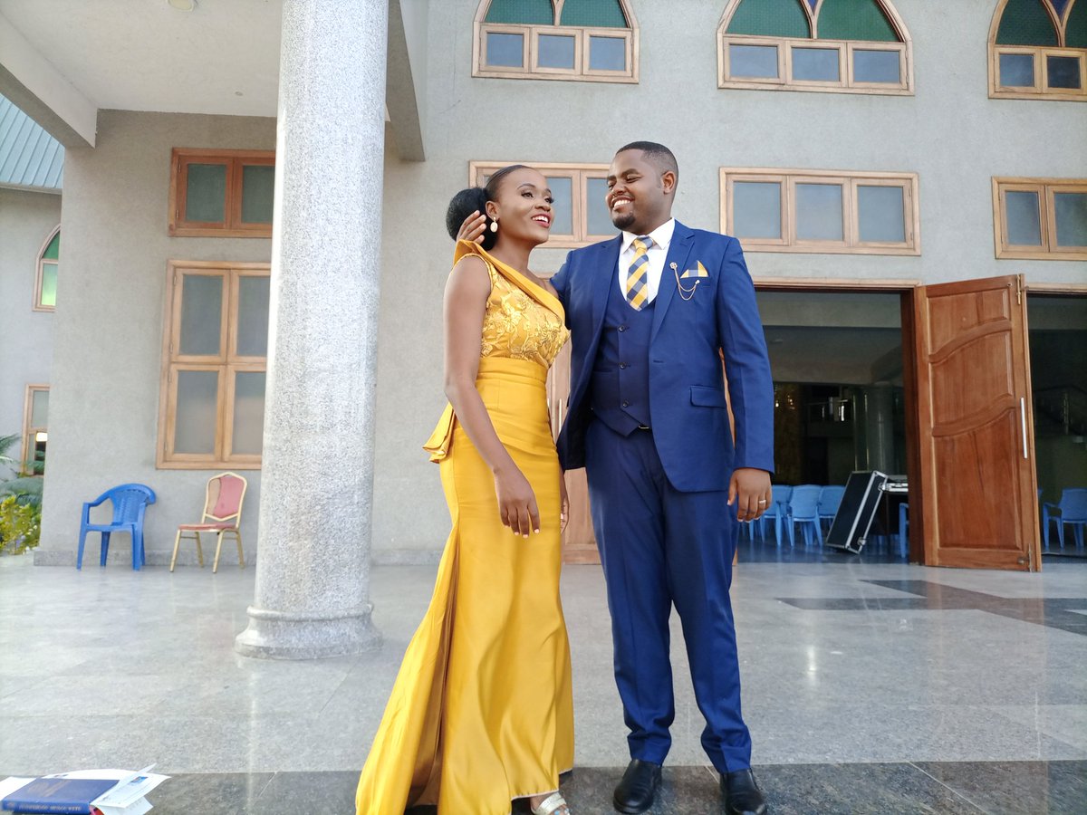 sajo_mwaihabi's tweet photo. Kuna rafiki yangu alikuwa anaoa wiki kama mbili zimepita. Na Mimi nilikuwa Mwenyekiti wa kamati.

Sasa Bwana Harusi hakuwa mtu interactive kwenye jamii. Yaani hakuwa mchangiaji.

Budget ya Harusi ilifikiwa kwa kiasi cha wastani wa 45% tu siku zimeisha, na mambo yamekata

🧵👇🏾 https://t.co/ASp9Yh9eaF