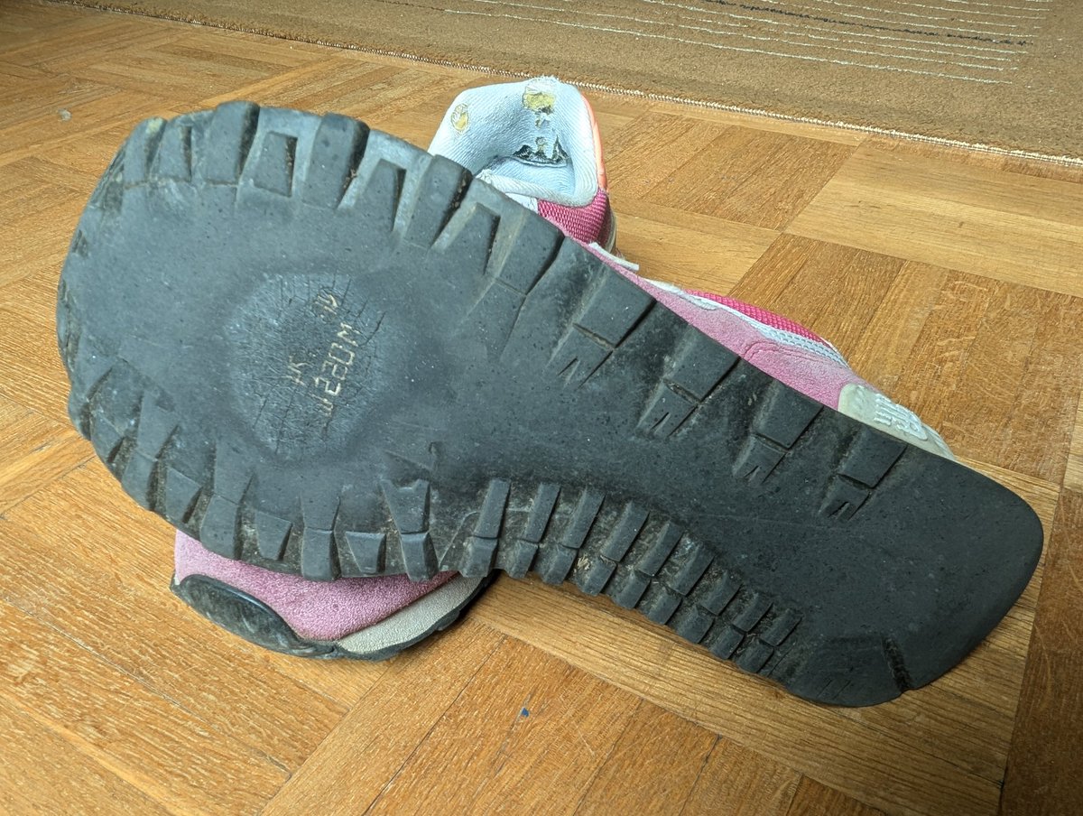 mfferreiro's tweet photo. He usado tanto mis @newbalanceES que ha salido un mensaje secreto en la suela. https://t.co/BLhlqbYpt2