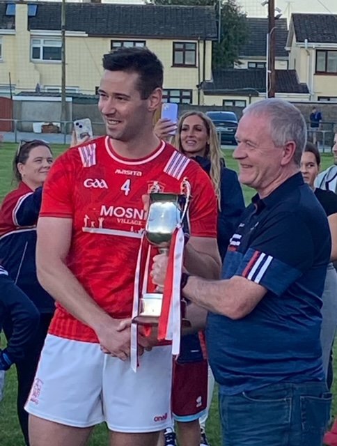 Congratulations to <a href="/StNicholasGFC/">St.Nicholas GFC</a> on Winning the  John O'Neill Sand and Gravel Division 3B League.

Pictured below is captain Brian Carter with Chairperson Sean McClean.

Congratulations to all involved 
🟥⬜️