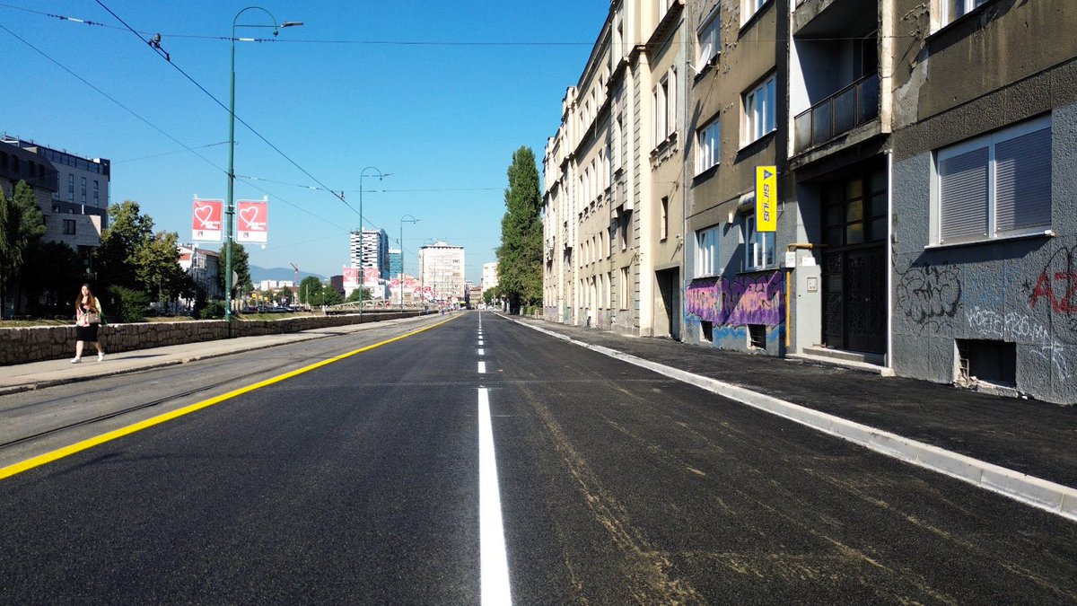 Obala Kulina bana. Završeni su radovi na jednoj dionici saobraćajnice, sa njene lijeve strane. Radovi će biti nastavljeni po završetku Sarajevo Film Festivala.