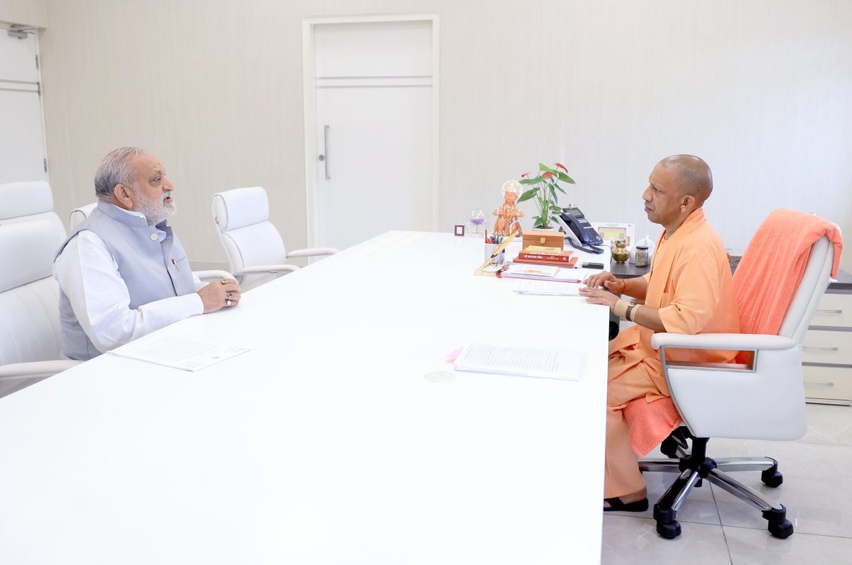 myogioffice's tweet photo. मुख्यमंत्री श्री @myogiadityanath जी महाराज से आज लखनऊ में पूर्व मंत्री श्री रविकान्त गर्ग जी ने शिष्टाचार भेंट की। https://t.co/tQ03VFWxld