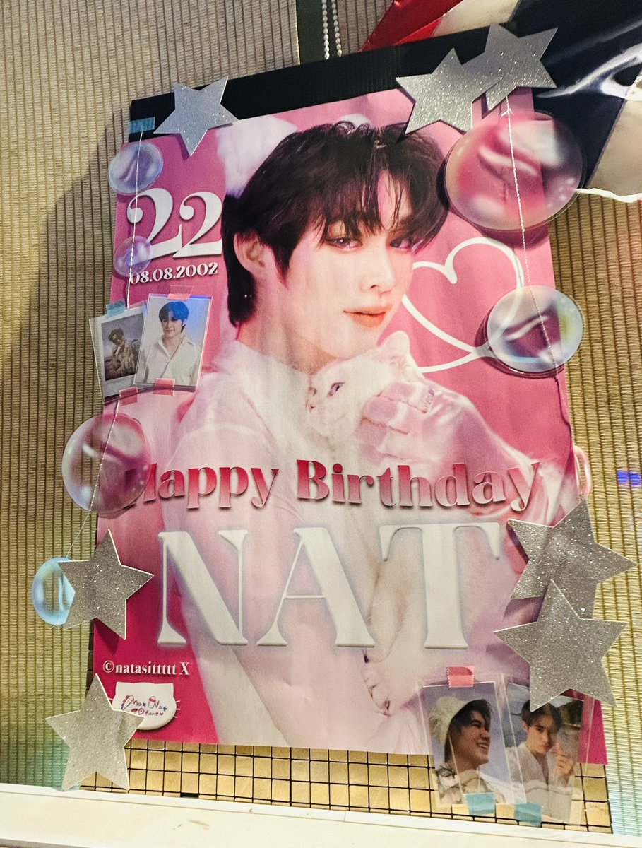 DERI202250's tweet photo. YUくんのLIVE後茶房さん@tokyono1sabo に❣️Natくんのお誕生日のお祝いはもちろん、Gawin君27th、Barcode君20thBirthdayも開催中でした。人が多くてGawin君の写真は入口のしか撮れず😅なっときゅんとぬぬくんのgiveawayいただきました〜可愛い😍
#Nat22ndBDProject 
#Nat22nd誕生祭inJapan 
#natasitt https://t.co/dcIZcN1Eb7