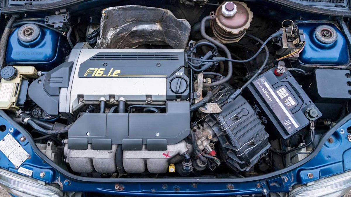 Efsaneleri hatırlayalım: 

Renault'nun 93'de satışa sunduğu Clio Williams, Williams F1'in adını taşıyordu ama mühendisliğinde Williams'ın payı yoktu.  2.0 lt'lik 16V motor 6100 d/d'de 150 HP güce sahipti. 215 km/s maksimum hıza ulaşan otomobilin 0-100 km/s hızlanması 7.8 sn'ydi..