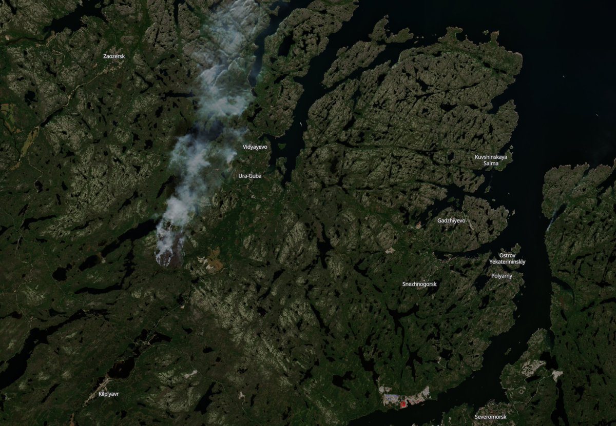 Smell from 🇷🇺 🔥 Kola wildfires spread across border to 🇳🇴 Kirkenes area for the second day in a row.  This Sentinel image from August 9th shows the fire in vicinity of the Northern Fleet's submarine bases of Vidyayevo and Zapadnaya Litsa.