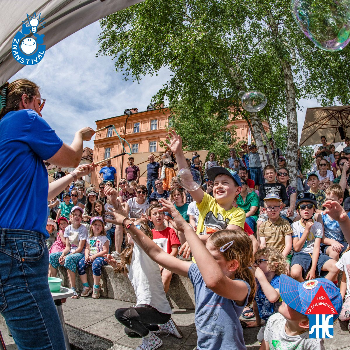 Utrinek z letošnjega Znanstivala: Mehurčki v zraku.

Paulina je na veselje otrok napihnila veliko mehurčkov. 
Ti so zanimivi za preučevanje površinske napetosti in polimerov.

Kaj pa so antimehurčki?

Foto: Branko Čeak
