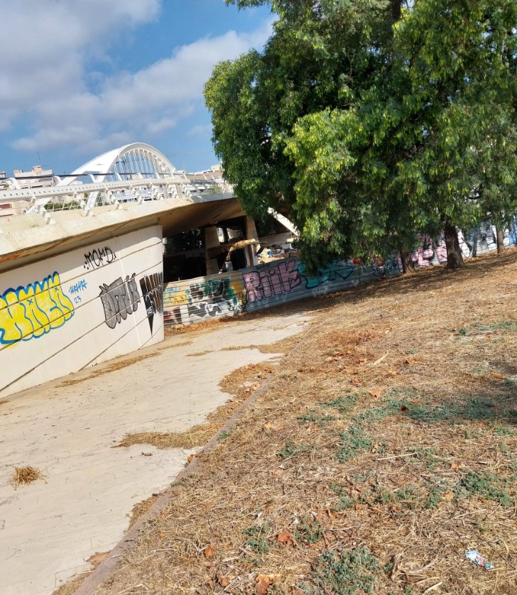 marieee307's tweet photo. Aquestes són condicions dignes de mantenir els entorns de l'obra de l'ave a sant martí? @jaumecollboni @bcn_ajuntament https://t.co/n9nDnNubaT