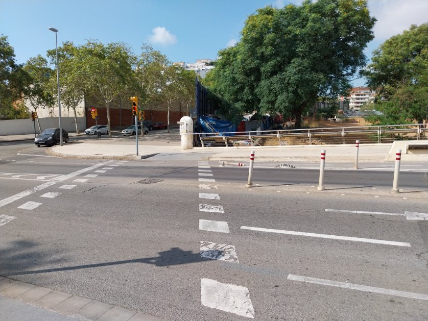 marieee307's tweet photo. Aquestes són condicions dignes de mantenir els entorns de l'obra de l'ave a sant martí? @jaumecollboni @bcn_ajuntament https://t.co/n9nDnNubaT