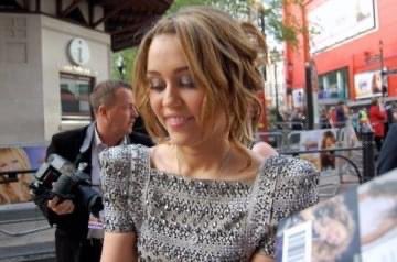 StephRosPhoto's tweet photo. Taken at the Hannah Montana Movie premiere all those years ago. Now she’s a Disney Legend. Got emotional watching her speech thanks Miley 💜 #MileyLegend #d23 https://t.co/UC19hgyr22