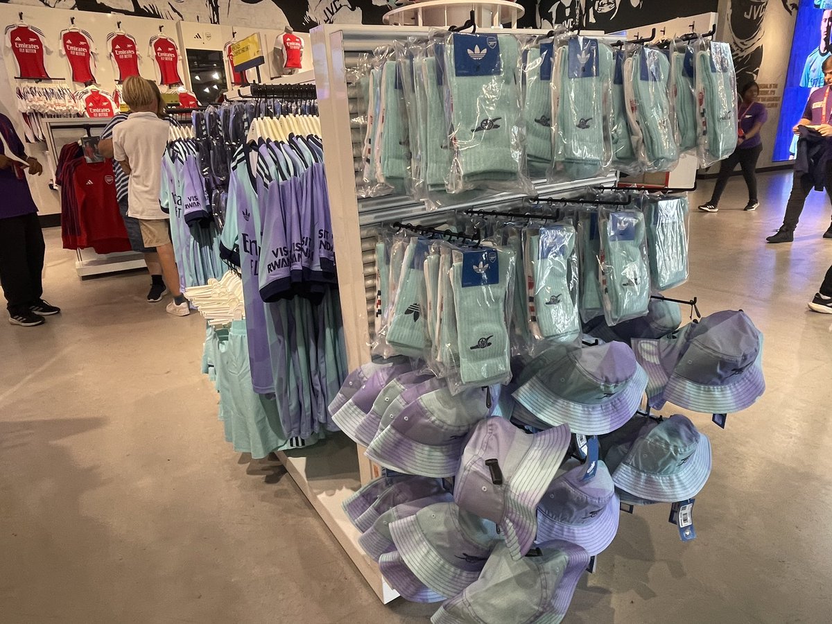 arsenal_japan's tweet image. サードキットの発売日だったのでアーモリーに寄ってきました。

準備が完了していなかったのですが、後からDJが来るのではないかと思います。

#アーセナル 
#Arsenal 
#ThirdKit