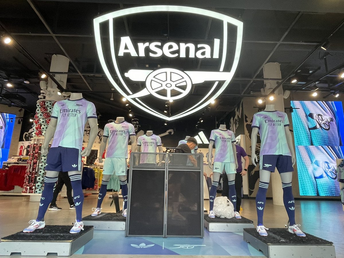 arsenal_japan's tweet image. サードキットの発売日だったのでアーモリーに寄ってきました。

準備が完了していなかったのですが、後からDJが来るのではないかと思います。

#アーセナル 
#Arsenal 
#ThirdKit