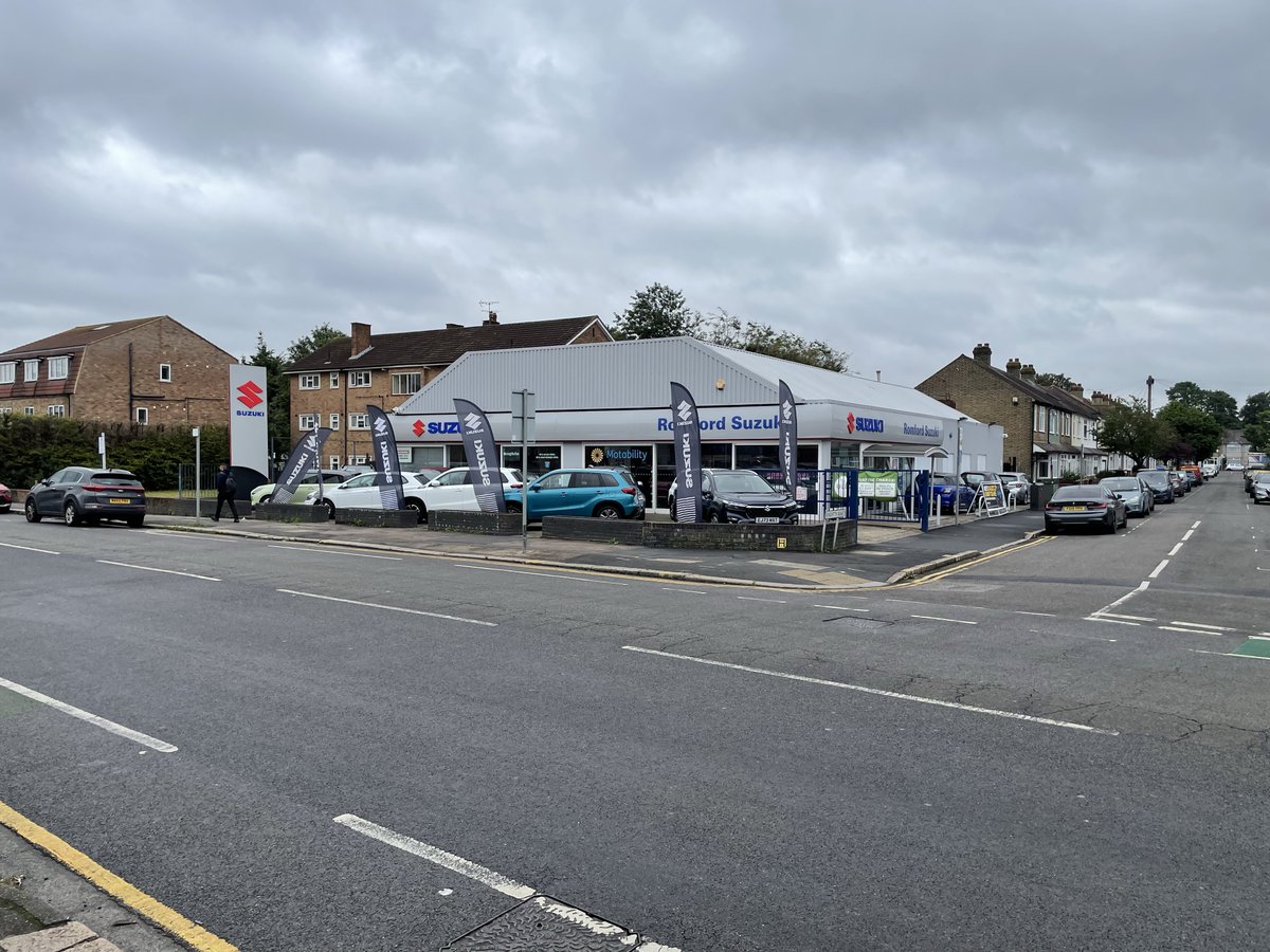 Rapleys LLP #RapleysLLP
#Car Showroom / Sales
#RM7 #Romford
London Road to Sell 3,601 sf
each.co.uk/w/240712101351…
A prominent L-Shaped car dealership. Fronting London Rd, area of vehicle display for 14 vehicles with a 5-car showroom finished to a high standard. It offers office..