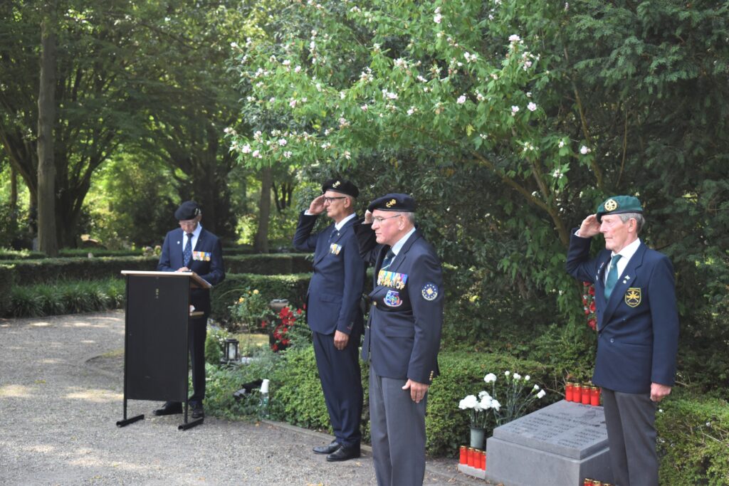 Herdenking capitulatie Japan op Algemene begraafplaats Heemstede dlvr.it/TBpXS2
