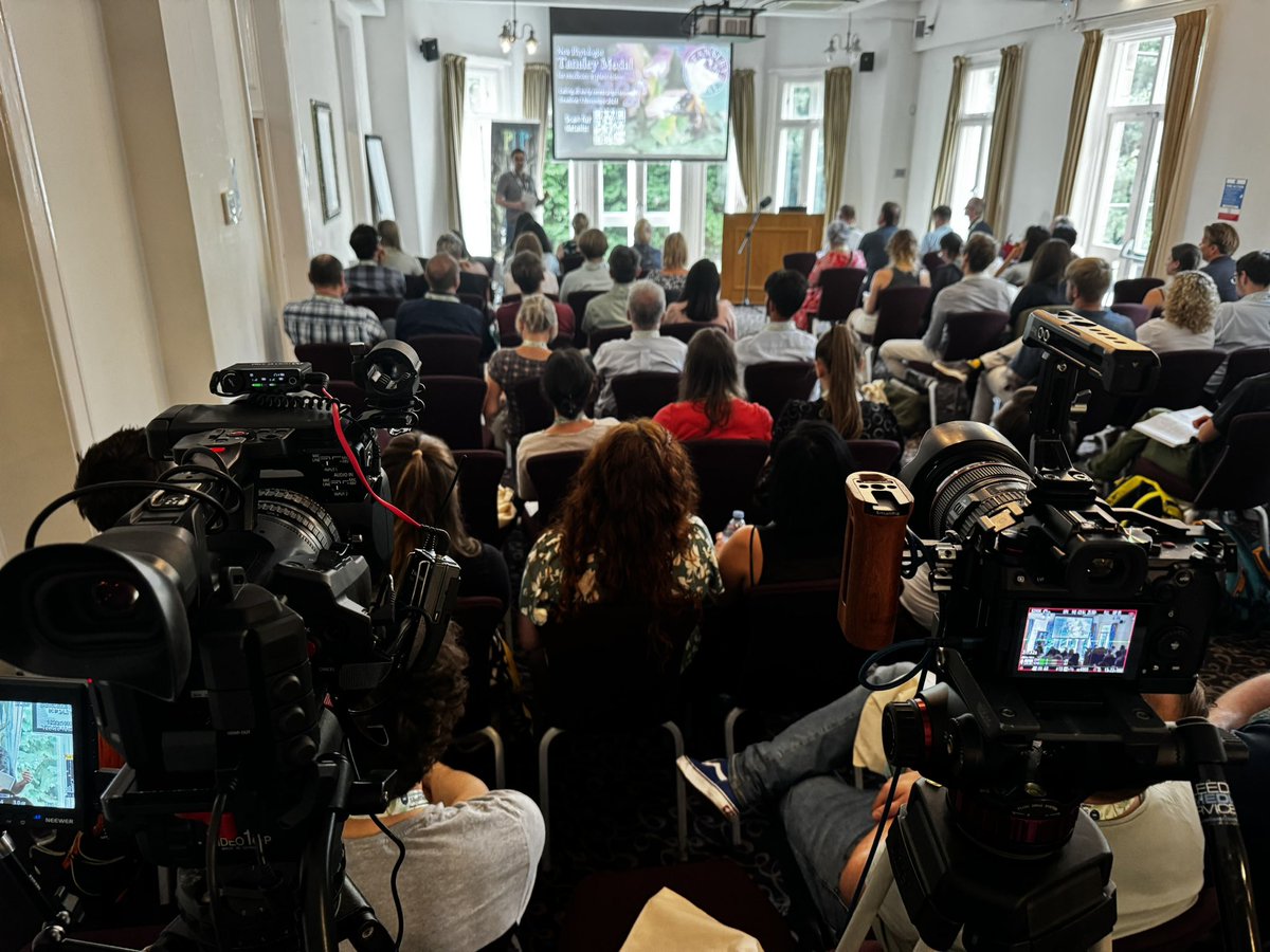 Leeds_Media's tweet photo. In Sheffield to film the presentations at the @plantspplplanet meeting ‘Innovation in plant and soil sciences to tackle critical global challenges’
@NewPhyt #PlantSci https://t.co/t5mc031c8l