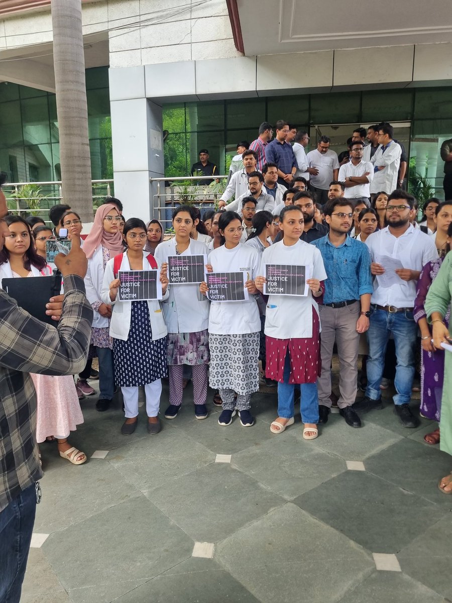 RDAsaifai's tweet photo. Protest has begun at UPUMS Saifai Etawah only emergency services are open and the rest all closed.
We were supporting @FordaIndia @imajdnup &amp; UP RDA for the justice.
#RGKarMedicalCollegeHospital
#rgkarincident
#RGKarMedicalcollege
#RGKarHospital
#RDA_UP
#MeUPGovt https://t.co/BnAgmbhGYF