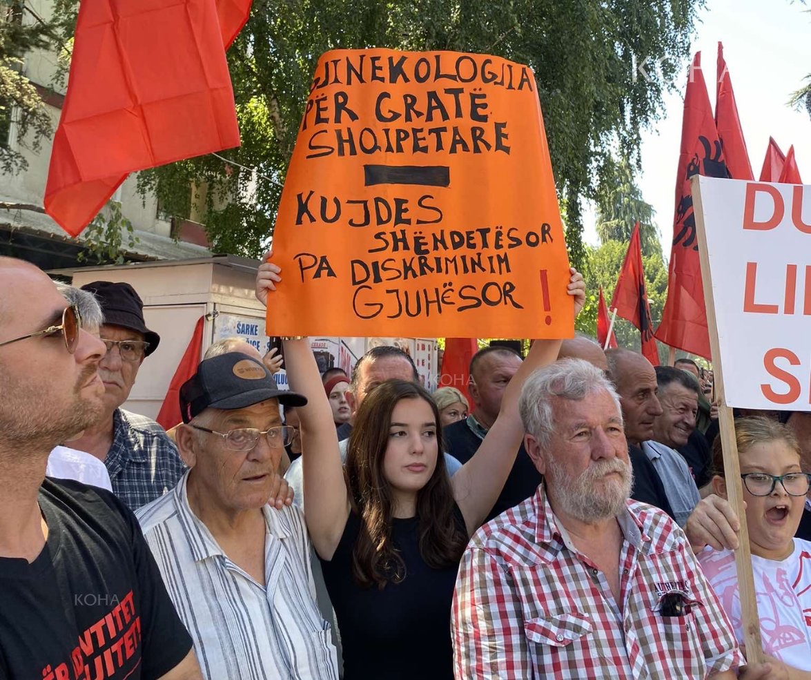 Faton700's tweet photo. Albanians living in Serbia are protesting today against Serbia’s brutal state discrimination.

Stripped of their addresses, denied education in their language and forced to travel hundreds of kilometers for healthcare due to no local hospitals, they demand dignity &amp; human rights. https://t.co/iJmwm0xnvG