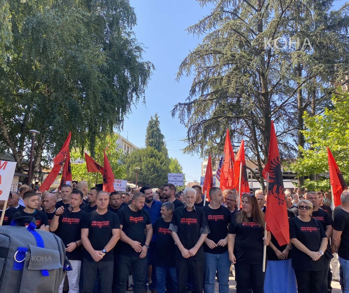 Albanians living in Serbia are protesting today against Serbia’s brutal state discrimination.

Stripped of their addresses, denied education in their language and forced to travel hundreds of kilometers for healthcare due to no local hospitals, they demand dignity &amp; human rights.