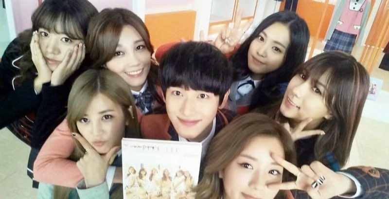 buuuu1201's tweet photo. 시완님이 여자분들사이에있으니까 더 이뻐보임 https://t.co/2mmeK4RIdE