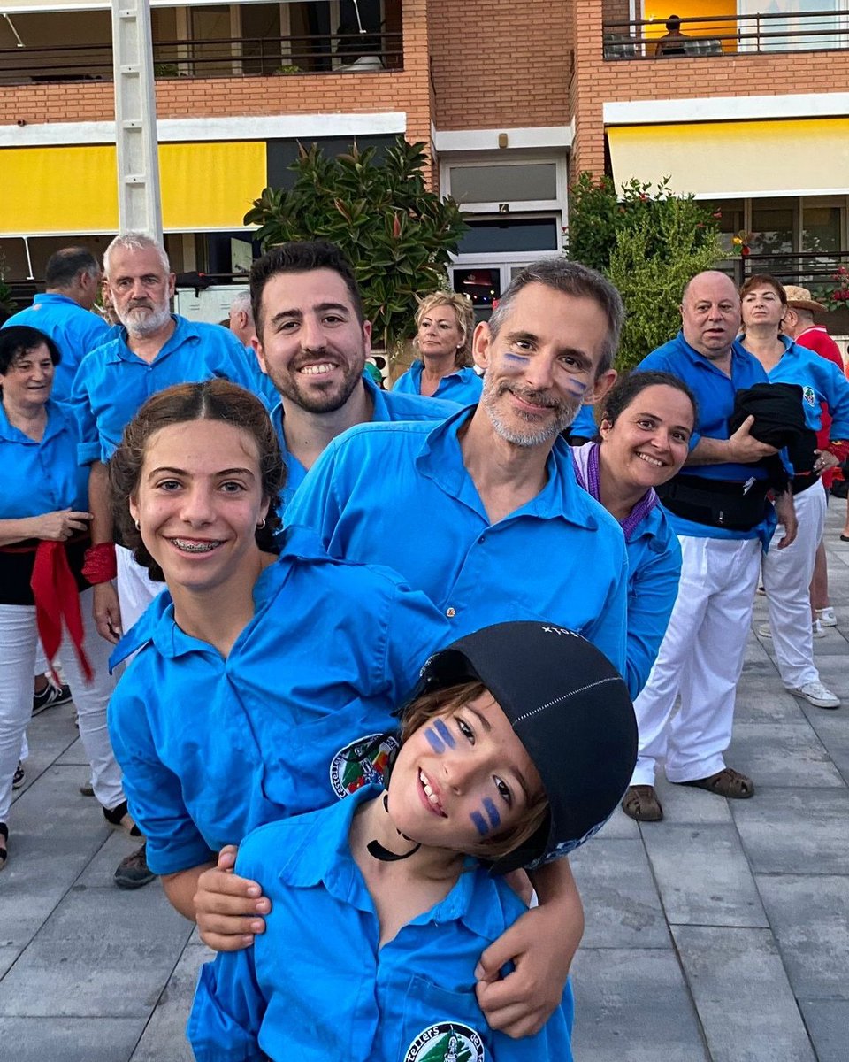 CastDelFoix's tweet photo. 🥰Aquí tenim el tronc del primer pilar de 5 de la temporada.
🙌De l'enxaneta fins a la baix.
🩵 Naturalment, el mèrit és de totes i tots: crosses, contrafort, primeres i segones mans, laterals, diagonals...
🚀 Fem pinya, fem colla!!
#CastellersDelFoix #CastelleresDelFoix #Pd5 https://t.co/VjjolTZH4E