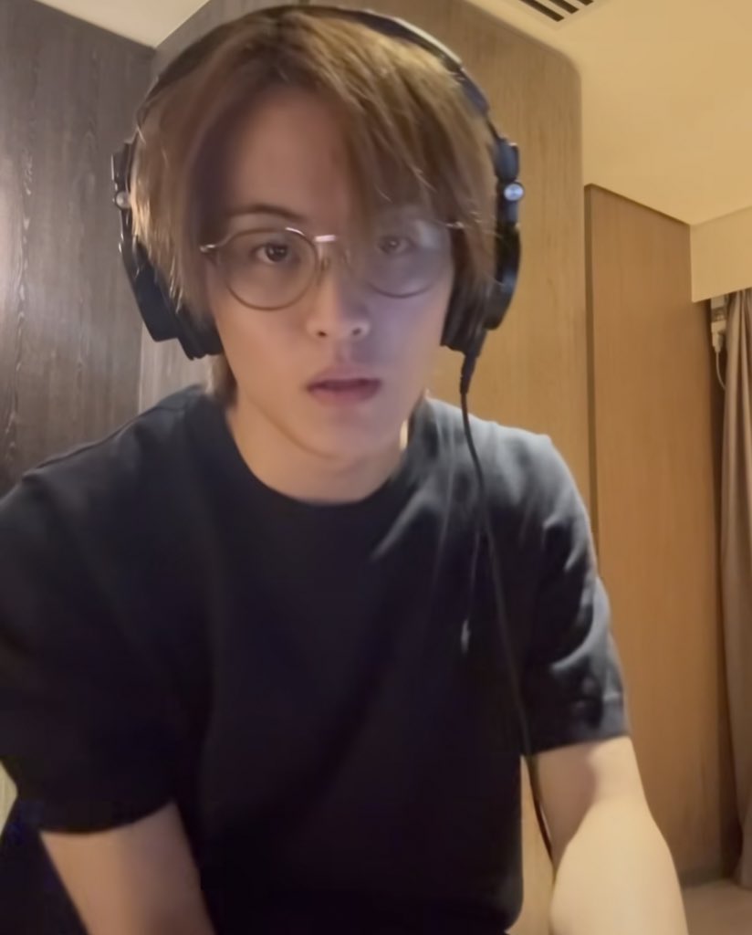 ชอบคนใส่แว่น

คนใส่แว่นที่หมายถึงจริงๆ =