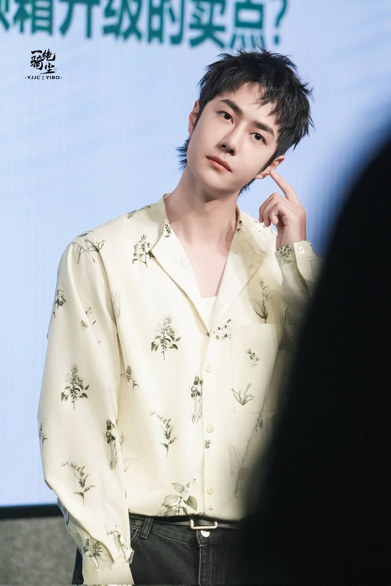 envyofyibo's tweet photo. Yibo is the best brand spokesperson ever! PECHOIN new formula products series are extracted from herbaceous plants, so he appeared today in floral shirt full of flowers and plants 🥰

WANG YIBO PECHOIN FANMEET
#WangYibo_PechoinFM #WangYibo https://t.co/6fWvjSRd2n