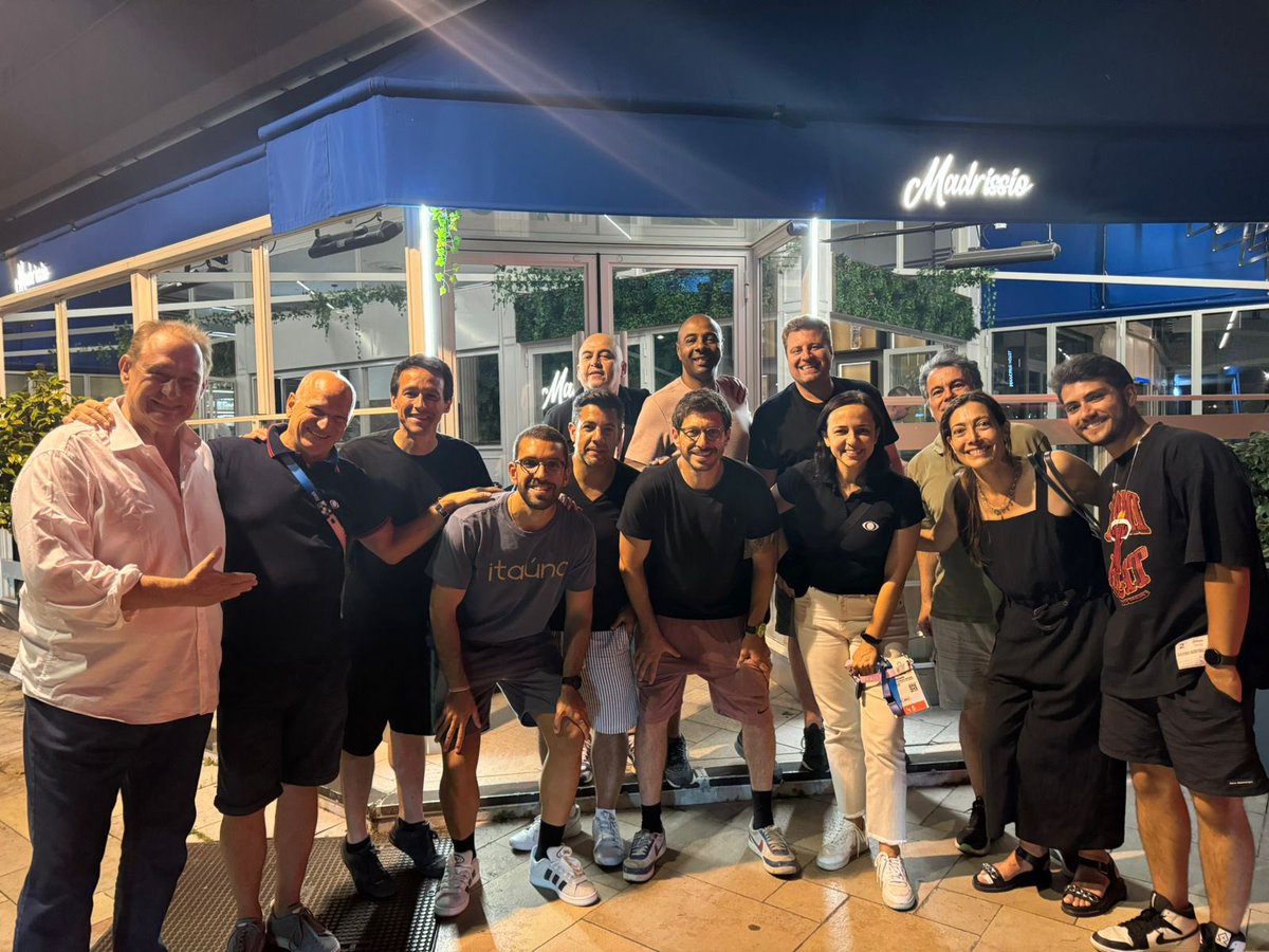 Confraternização do Time <a href="/bandtv/">Band TV</a> em Paris .
Com <a href="/bandsports/">BandSports</a>  ,
<a href="/bandnewstv/">BandNews TV</a>  e as rádios <a href="/RBandeirantes/">Rádio Bandeirantes</a> e <a href="/radiobandnewsfm/">Rádio BandNews FM</a>  .
Foi incrível .
Jean ,Killing ,Coutinho <a href="/soniablota/">Sonia Blota</a> ,Tiago Leme e tantos parceiros .
Obrigado  Soraia é meu parceiro de tantas batalhas <a href="/EliaJunior/">Elia Junior</a>  
❤️