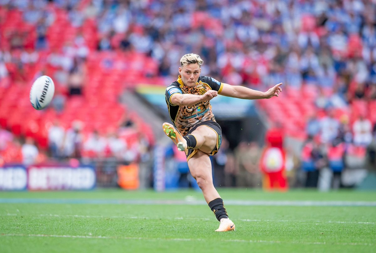 JoshDawber's tweet photo. Oh what a night, 
12th of August 2023 
Lockie dropped a goal at Wembley 
Oh what a feeling, what a night!! https://t.co/x0z84EFAlV
