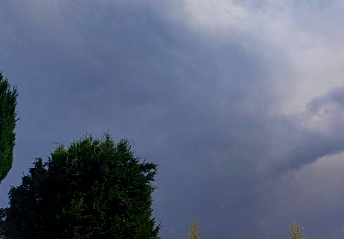 The vagaries of #britishweather- front garden v back garden <a href="/StaffsSkies/">Staffordshire Skies</a> !
#clouds #storms #sunshine