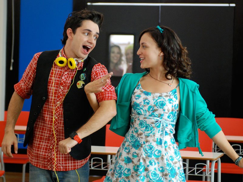AntigosQue's tweet photo. High School Musical: O desafio 

Olavo é o capitão do time de futsal da sua escola e se apaixona por Renata, uma aluna nova da escola. Entre muita paquera, o clima esquenta e eles se envolvem em um concurso musical realizado por Wanessa, uma ex-aluna, que agora é uma cantora. https://t.co/s5poiPDyi9