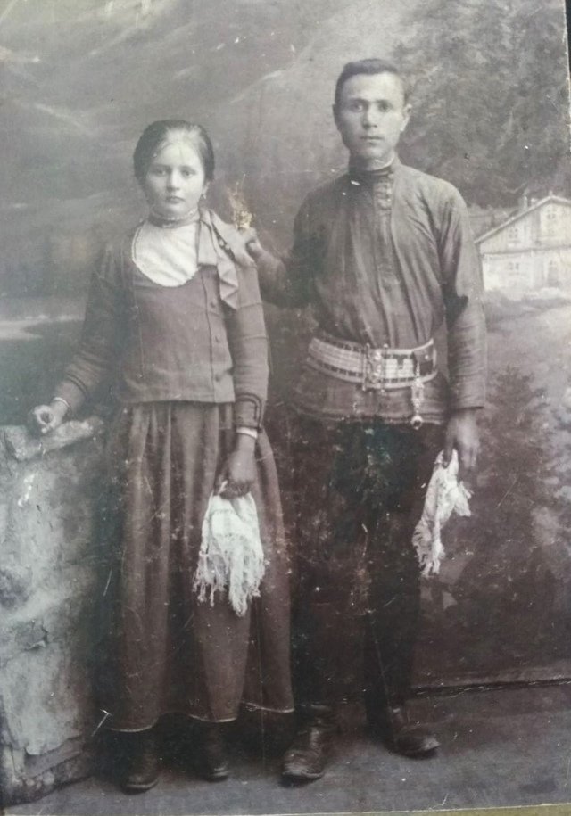 Помолвка. 1916 год. Подольская губерния. Винница.

Будущим молодожёнам 16 и 19 лет.

Косоворотка и никакого украинства.