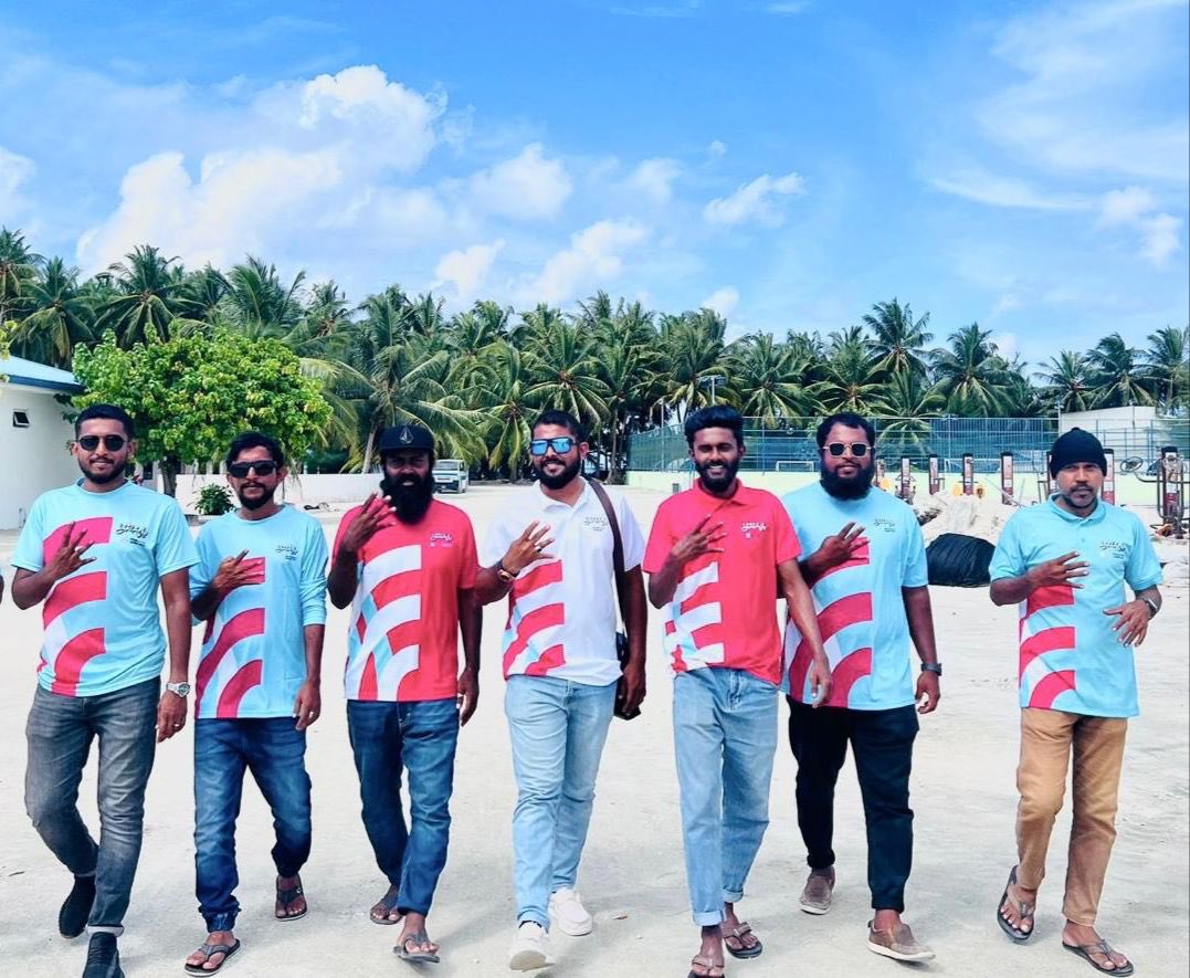 "ޒުވާނުންނޭ ކަންކަމުގައި މަޑުކޮށްލަން ޖެހުނަސް ފަހަތައް ފިޔަވަޅު ނާޅައްޗެވެ،  ކުރިއަށް ފިޔަވަޅު އަޅާށެވެ، ތިޔަ ޒުވާން ލޭގައިވާ ހަކަތައާއި ބުންވަރު އެލުވާ ނުލާށެވެ. ތިޔަ ޒުވާނުންނަށް ޤައުމް އެދި އެބަގޮވައެވެ. ކެރިގެން ނިކުމެ އިޖާބަ ދޭށެވެ. "
12 އޯގަސްޓް  2024