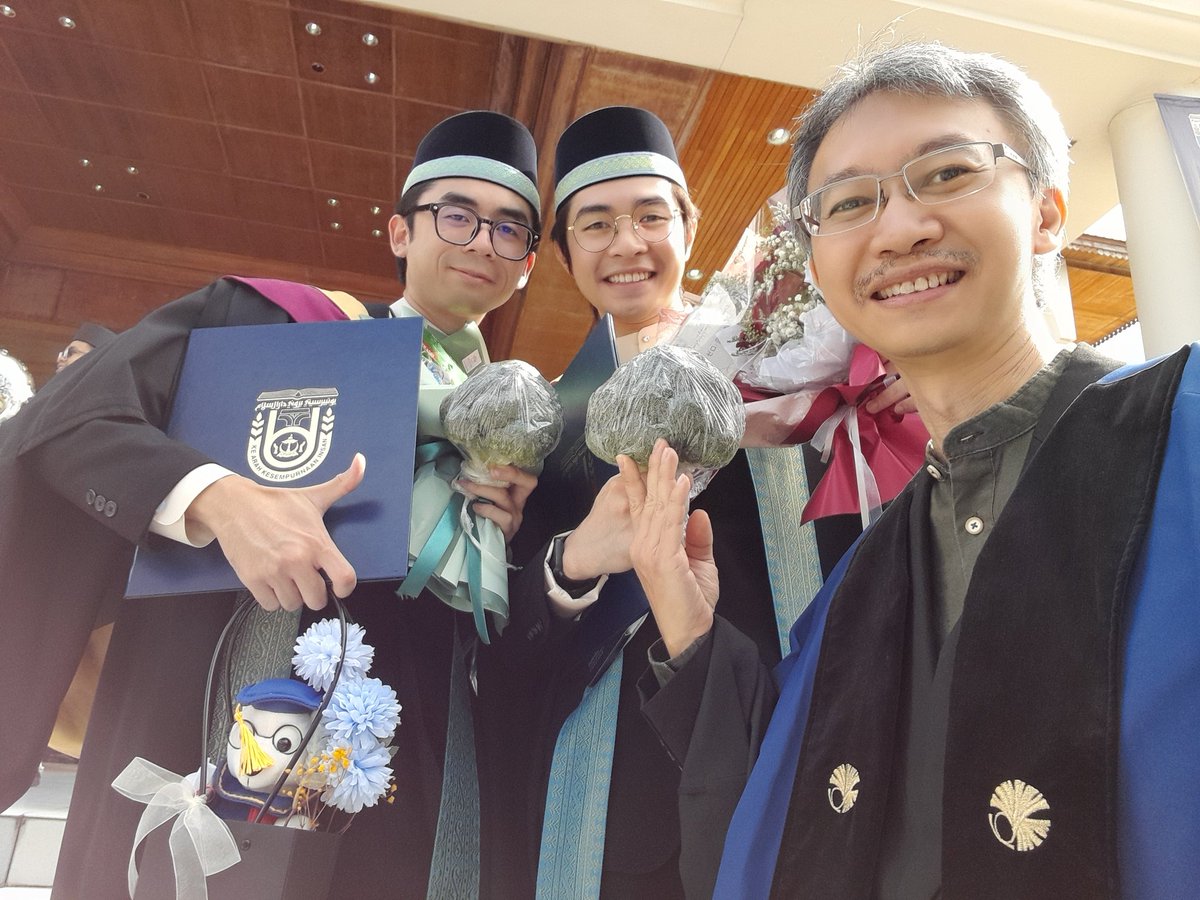 ailabspace's tweet image. Congratulations to Hafiq and Nazrul! They received the Master of Digital Science (Artificial Intelligence) by Research. They are the first graduates from our Master of Digital Science (MDSc).
#robolab #ailabspace #ubdsds #ubd #brunei #ubdconvocation36