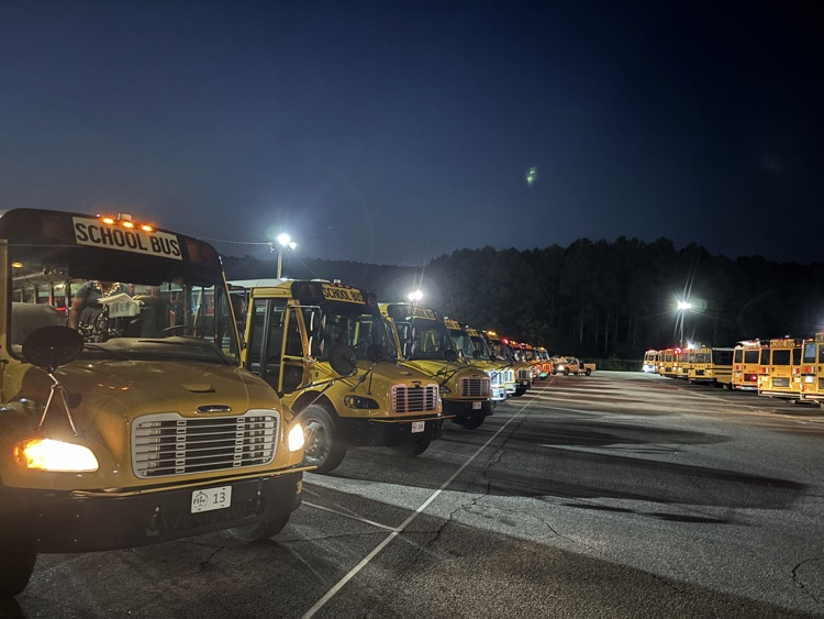 SpartanburgD5's tweet photo. It's the first day of school in D5 and our buses are ready to roll! π Special thanks to all our drivers & staff working hard to get our students to school this morning π #WeAreD5 #FirstDayInD5 https://t.co/yiKZUkHcbo