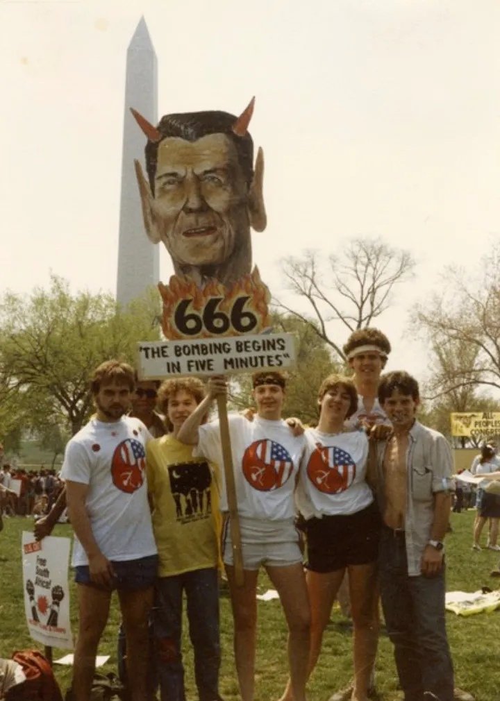 Черти уже были там

Происходящее в мире всё чаще заставляет думать, что ворота Ада открыли и забыли закрыть. 

Митинг миротворцев Массачусетского университета, 20 апреля 1985 года. Изображение Рональда Рейгана с рогами дьявола и надписью «666.Бомбардировка начнется через 5 минут»