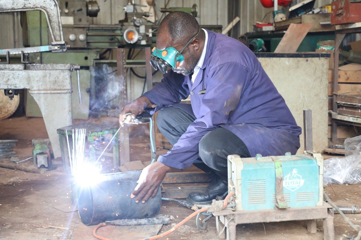 Victor Kiprop (@victorkiprop_) on Twitter photo In Kisumu, Alex Odundo has developed an environmentally friendly cooking stove which uses rice husks as a source of energy instead of charcoal and firewood in order to protect the environment.
Supported by <a href="/kilimoEAC/">#KilimoTrust@20</a> the innovation promotes sustainabilty in rice production. In Kisumu, Alex Odundo has developed an environmentally friendly cooking stove which uses rice husks as a source of energy instead of charcoal and firewood in order to protect the environment.
Supported by <a href="/kilimoEAC/">#KilimoTrust@20</a> the innovation promotes sustainabilty in rice production.
