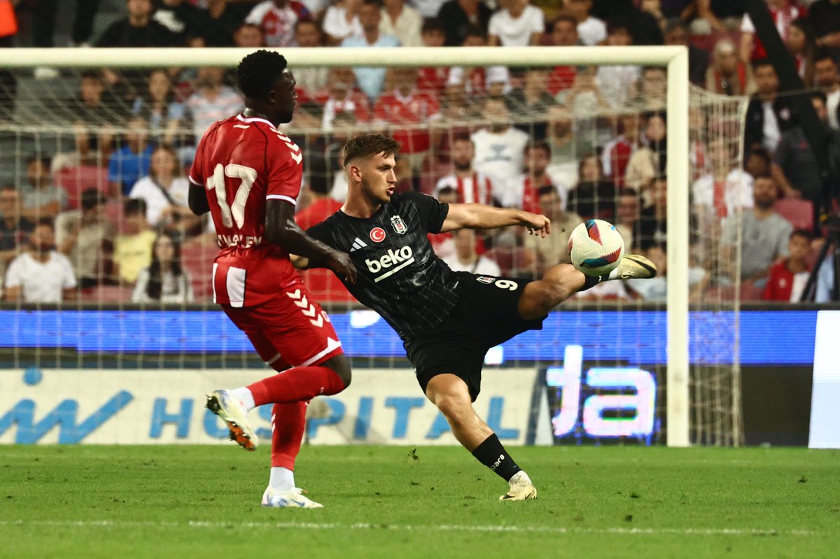 Besiktas's tweet photo. Maçın kırılma anı. 😉

@Semihkilicsoy 🤌🏻 https://t.co/y5ZyadPvIv