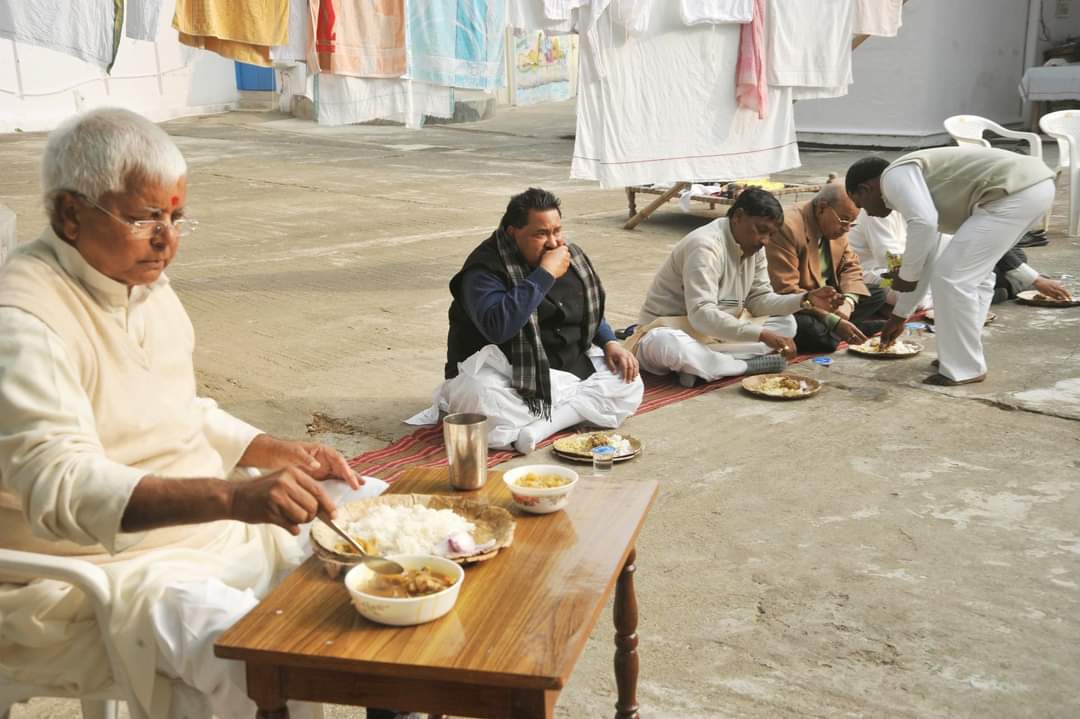 Journo_vivek's tweet photo. Bihar Bhoj : आपको कुर्सी-टेबल पर भोज खाना पसंद है या नीचे चट्ट पर पंक्ति में बैठ कर?
#LaluPrasadYadav #RaghunathJha #Bihar #Politics #Olddays #Bhoj https://t.co/kIp6a3X7o6