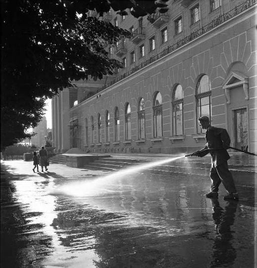 Харьков 50-х.

Есть в этой фотографии с поливом улицы что-то такое, что заставляет в неё вглядываться.