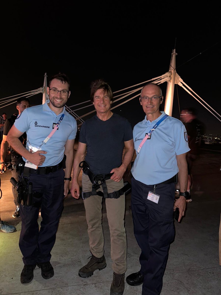 realltom_cruise's tweet photo. #JOP2024 #LA2028 🇫🇷 🇺🇸 Luck!  Before his descent, TC managed to take a photo with #gendarmes providing anti-drone security on the roof of the Stade de France 🏟️!
 #InsideTheGames https://t.co/7V0V2LRgHr