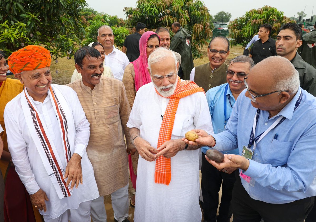 icarindia's tweet photo. PM dedicates 109 climate-resilient and bio-fortified varieties of crops #उन्नत_किस्में_खुशहाल_किसान #109varieties #OneICAR @narendramodi
@PMOIndia @ChouhanShivraj @PIB_India
@AgriGoI @mygovindia 
Read more: https://t.co/0m7FgGgLkz https://t.co/n2mUjAvsje