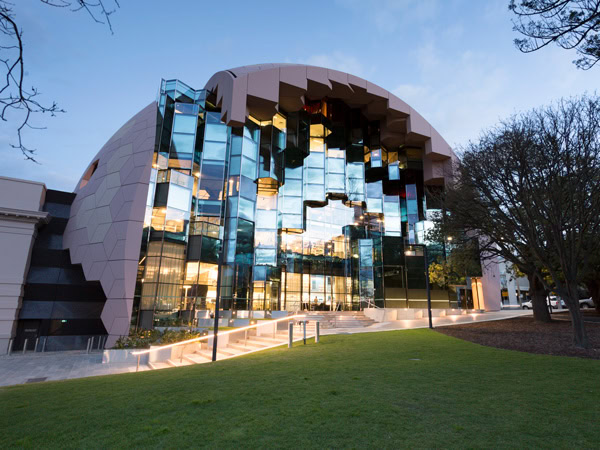 lizmcgettigan's tweet image. The 14 coolest libraries to visit in Australia! #librarytourism #libraries
australiantraveller.com/australia/cool…