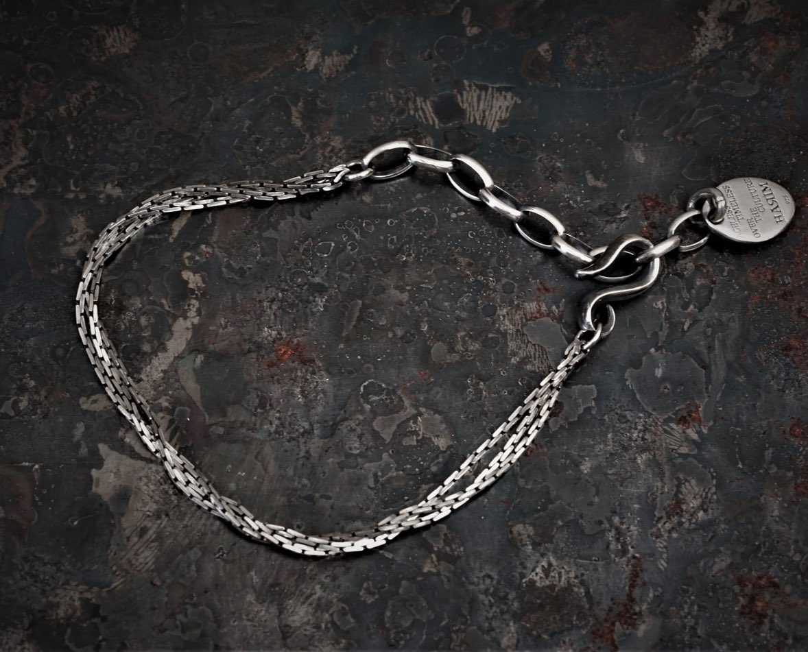８月8日はチェーンの日！
第2弾！
HRC017 Intellectual chain BRACE
こちらを２名様！
細身の特殊なチェーンを絡めて束ねたブレスで無機質感と繊細さのコンボで中性的な雰囲気を演出します。
メンズレディスサイズ選べます。
このアカウントをフォロー&amp;このツイートをRTで応募完了！