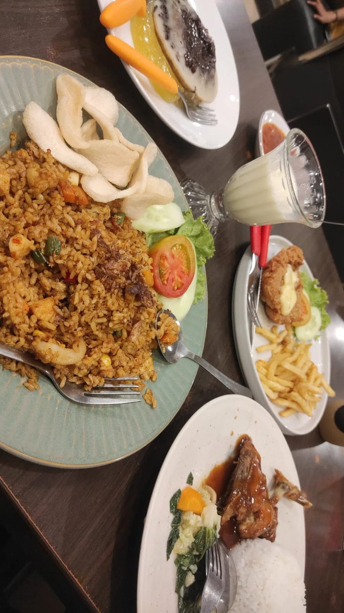 sheissandra's tweet photo. Date terakhir 9 hari sebelum lahiran, kangen pergi makan keluar☹️ https://t.co/9xQsf7nwma