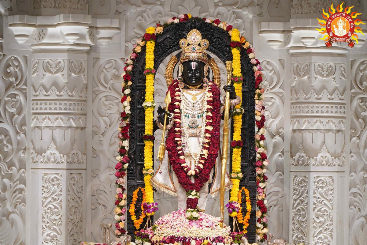 ShriRamTeerth's tweet photo. कनक रतनमय पालनो रच्यो मनहुॅं मारसुतहार।
बिबिध खेलौना किंकिनी लागे मंजुल मुकुताहार।।
रघुकुल मंडन राम लला।।

सुवर्ण और मणियों से जड़ा हुआ मनोहर पालना है जिसे मानो कामदेव रूपी बढ़ई ने बनाया हो, उसमें खिलौने, घुंघरू व मोती की मालाएं हैं। उसमें ही रघुकुल भूषण रामलला विराजमान हैं। https://t.co/oqQfJne4Sh