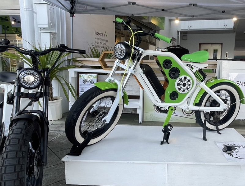 RIDEARTH_INFO's tweet photo. ▪️KOZA MUSIC TOWN▪️
~17th ANNIVERSARY~
-CUSTOM MOTOR CYCLES-
STREET CULTURE A PARK
沖縄のコザ・ミュージックタウン
17周年イベントAParkにてjoeBさんの車両とRIDEARTH車両共に展示させて頂きました🚲
#ridearth #joeB
#電動自転車 #脱炭素
#コザミュージックタウン https://t.co/eZ5hw0vgSY