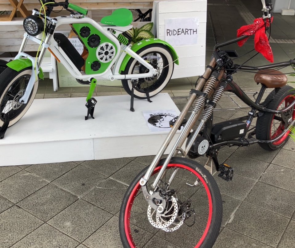 RIDEARTH_INFO's tweet photo. ▪️KOZA MUSIC TOWN▪️
~17th ANNIVERSARY~
-CUSTOM MOTOR CYCLES-
STREET CULTURE A PARK
沖縄のコザ・ミュージックタウン
17周年イベントAParkにてjoeBさんの車両とRIDEARTH車両共に展示させて頂きました🚲
#ridearth #joeB
#電動自転車 #脱炭素
#コザミュージックタウン https://t.co/eZ5hw0vgSY