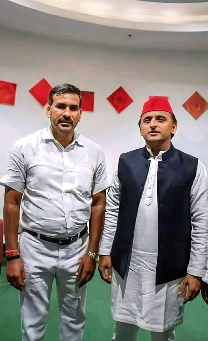 IAbhay_Pratap's tweet photo. ये नवाब सिंह यादव है जो नाबालिग बच्ची के साथ रेप करते हुए पकड़ा गया है.

नवाब सिंह यादव सपा मुखिया अखिलेश यादव का मित्र है और डिंपल यादव का करीबी है.

डिंपल यादव जब कन्नौज की सांसद थी तो उन्होंने नवाब सिंह यादव को अपना सांसद प्रतिनिधि बनाया था.

इस घटना पर अखिलेश यादव और डिंपल यादव दोनों चुप हैं. पता नहीं क्यों चुप हैं ?
