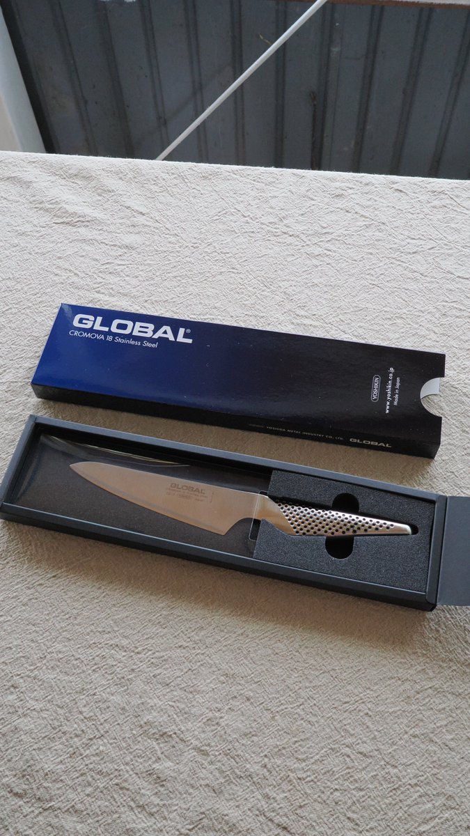 nano_723's tweet photo. 一人暮らしを始めた頃に買ってもらったGLOBALの包丁があるのですが、先日はじめてGLOBALの研ぎ直しサービスに出しました。

このサービス発着の送料かかるしなあと見送っていたのですが、よくよく読んでみるとなんと返送時の送料と代引き手数料はGLOBALが負担してくれるとのこと。
しかも私の包丁は370円のレターパックで送れて、プラス研ぎ直し代金は1本1,100円(料金は包丁の種類や状況によって変わります)だったので、公式で研ぎ直してもらえてその値段なら出しやすいな！と2本出しました。

1本は刃こぼれも治って別物かってくらいスパスパ切れるようになりました👏

そして…もう1本の22年前に買ってもらったペティナイフは刀身と柄の間にヒビが発生していたらしく...！（気づかなかった）
「このままでの使用は破損の恐れがあって大変危険なので愛着のある包丁とは思いますが新品製品と無償交換させてほしい」といった旨の連絡がきてなんと新品を届けていただきました😭

22年前に買ったものに今ヒビが入ってるのを見て新品交換申し出てくれるとかすごくないですか⁉️こちらの使い方が悪かったことが原因だと思うのに、自社の製品への誇りと自信があってのこそなんだろうな…
一生ついていきますGLOBAL！🔪