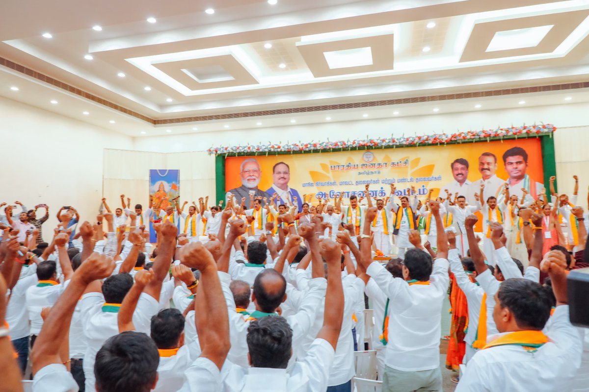 annamalai_k's tweet photo. தமிழக மக்களின் எண்ணங்களைப் பிரதிபலிக்கும் வகையில் #தமிழகம்_மீட்போம், தளராது உழைப்போம் என்ற பிரகடனம் நேற்று திருப்பூர் மாவட்டம் பெருமாநல்லூரில் நடைபெற்ற, @BJP4Tamilnadu மாநில நிர்வாகிகள், மாவட்டத் தலைவர்கள் மற்றும் மண்டல் தலைவர்கள் ஆலோசனைக் கூட்டத்தில் வெளியிடப்பட்டது. 

- தமிழகத்தில் அநீதி, அராஜகம், வன்முறை மற்றும் லஞ்ச ஊழல் நிறைந்த திமுக ஆட்சியை அகற்றி தமிழகத்தை மீட்போம்.  

- ஊழலற்ற குற்றமற்ற போதையற்ற இயற்கை வளங்கள் சுரண்டலற்ற, அறத்தின் ஆட்சியை அமைப்போம். 

- அனைத்து துறைகளிலும் வளர்ச்சிபெற்ற, பாரதத்தின் முதன்மையான மாநிலமாகத் தமிழகத்தை மாற்றுவோம். எல்லோருக்கும் எல்லாமும் கிடைக்கும் சமத்துவ சமூக சமநீதியை நிலை நாட்டுவோம். 

இதுவே நமது லட்சியம்!